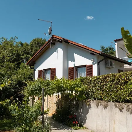 Charming With Sea Views And Shared Pool Lovran